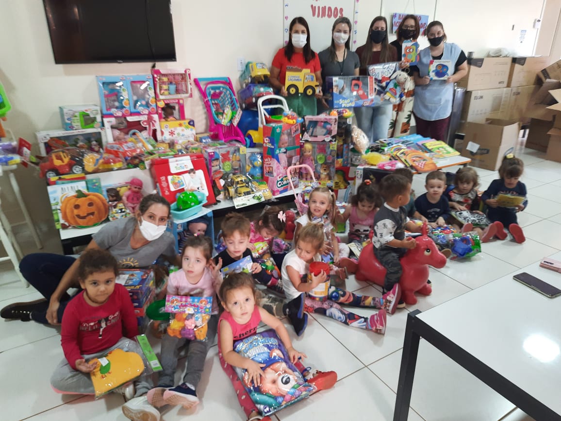 SECRETARIA DE EDUCAÇÃO REALIZA ENTREGA DE LIVROS E BRINQUEDOS PARA AS ESCOLAS MUNICIPAIS